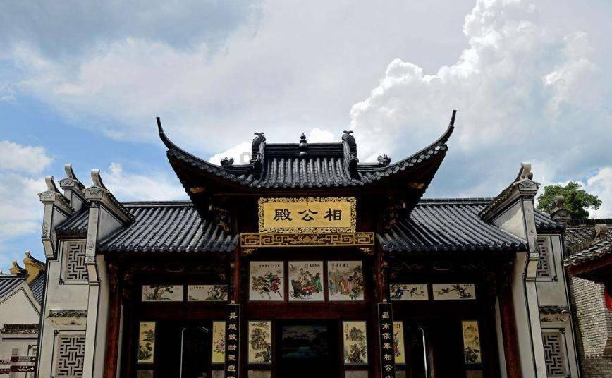 一个很有能力的员工，经常迟到，应该予以辞退吗？游戏画面